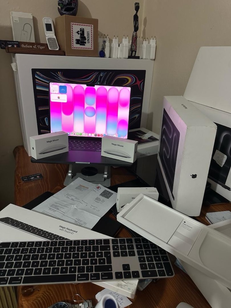 10 günlük projede kullanıldı Macbook pro M5 pro 24 gb ram 1 tb ssd - 3