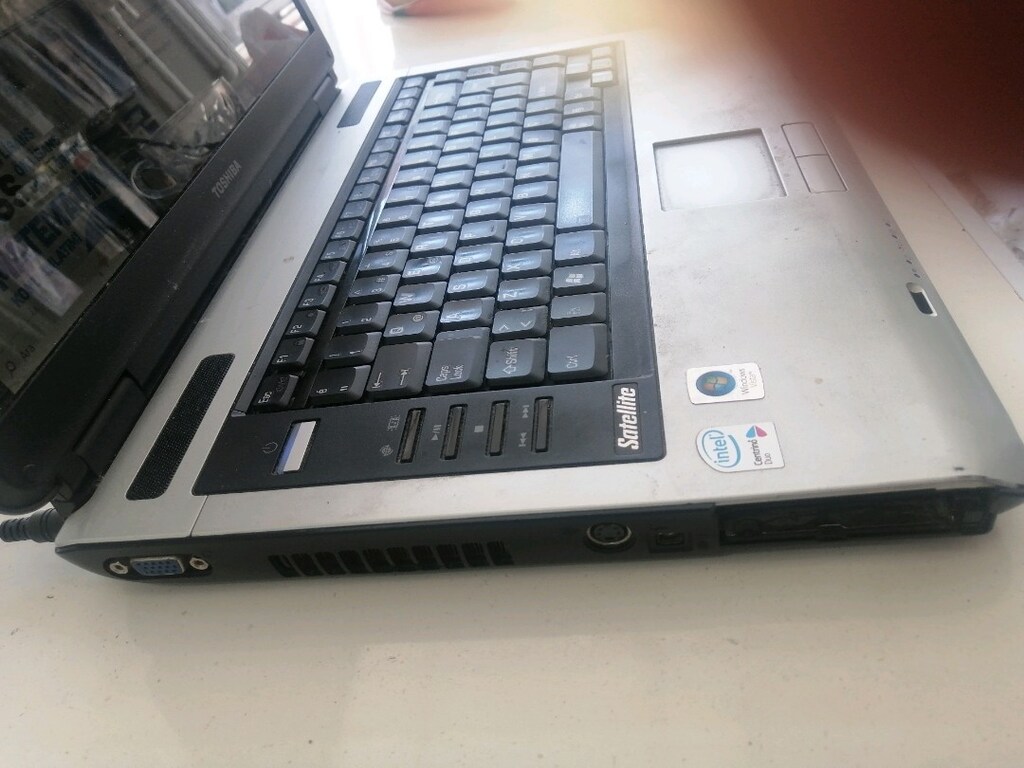 Toshiba satellite laptop - 3