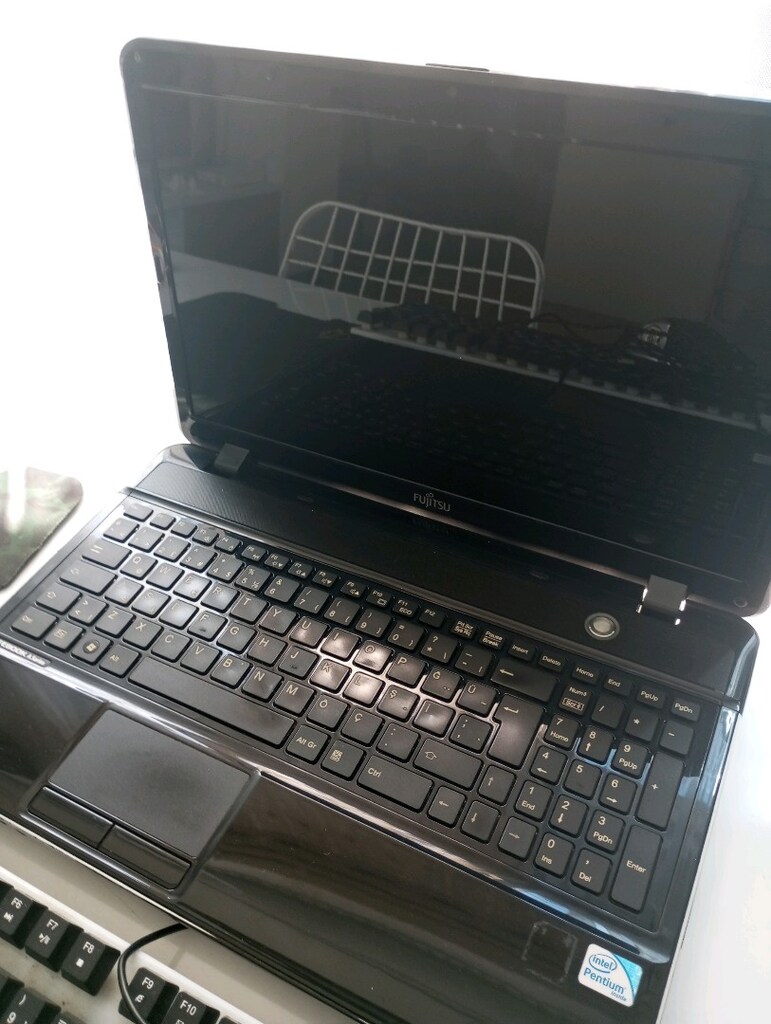 siyah Fujitsu markalı laptop - 4