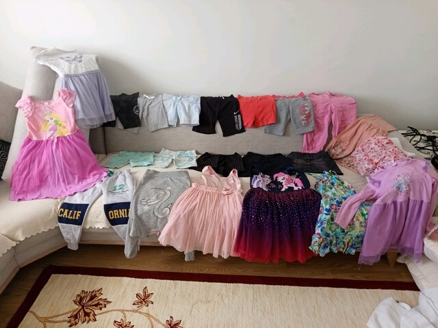 8 elbise 6-7 yaş arası elbise 100 TL diğerleri 50 tl