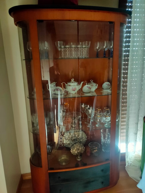 Gül ağacı kaplamalı büfe