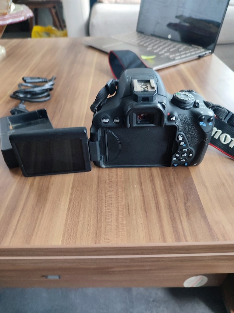 Canon 700d body - 5