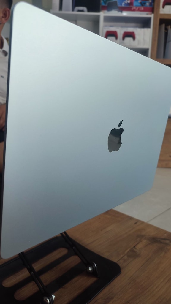 M4 İŞLEMCİ 16GB RAM.256GB SSD, PİL DEVRİ 32,15 İNCH EKRAN BOYUTU - 10