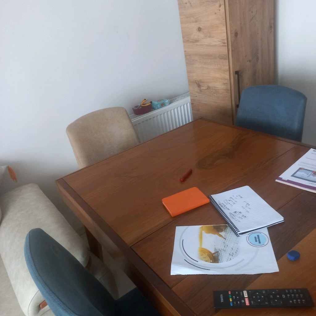 Ahşap bacak 6 adet sandalye 4 du saglam 2 si bacaklari sallaniyo. - 3
