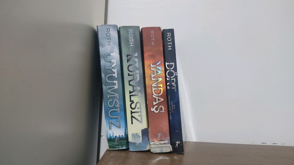 Uyumsuz Kitap Serisi - 2