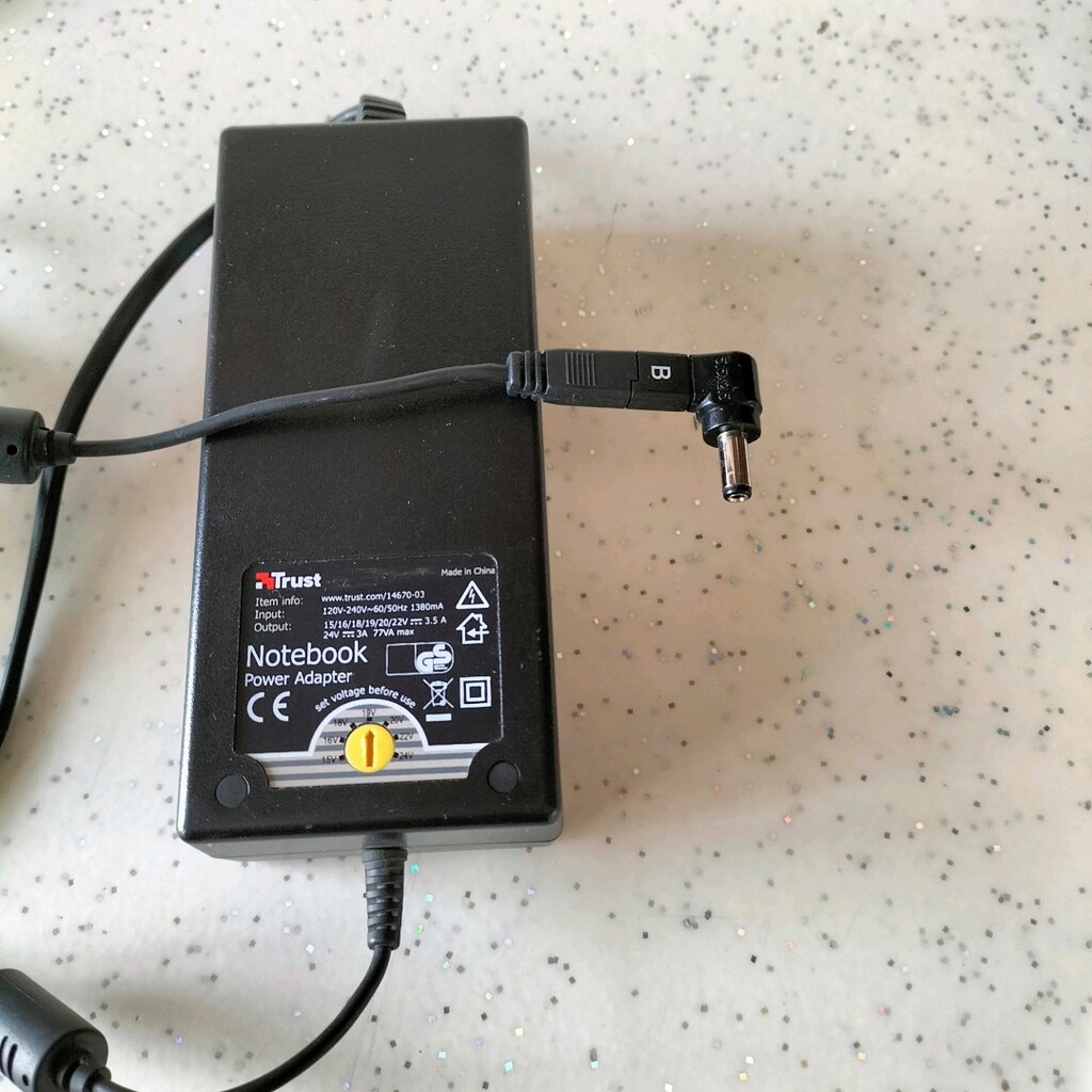 Trust 14 ve 24 volt arası ayarlanabilir laptop adaptörü - 3