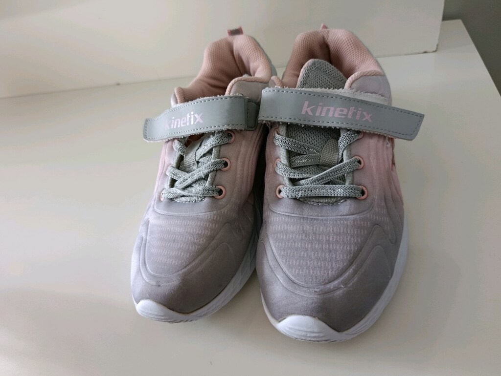 Kinetix çocuk spor ayakkabı, gri ve pudra pembe tonlarıyla. - 4