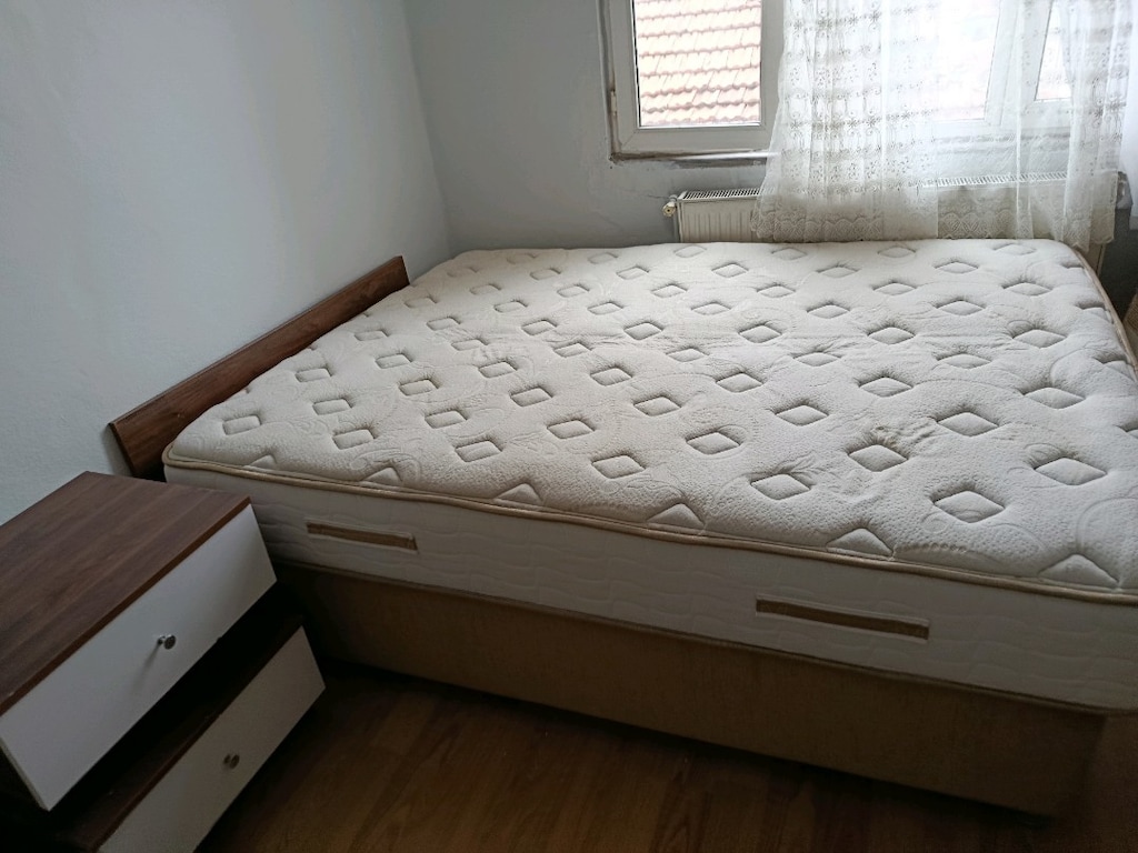 Çift kişilik baza ve çift kişilik yatak