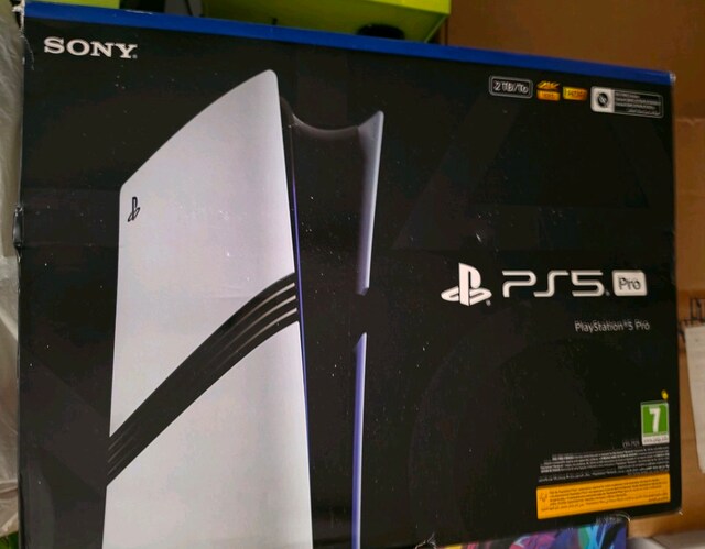 PS5 Pro + 2 Kol + Şarj İstasyonu