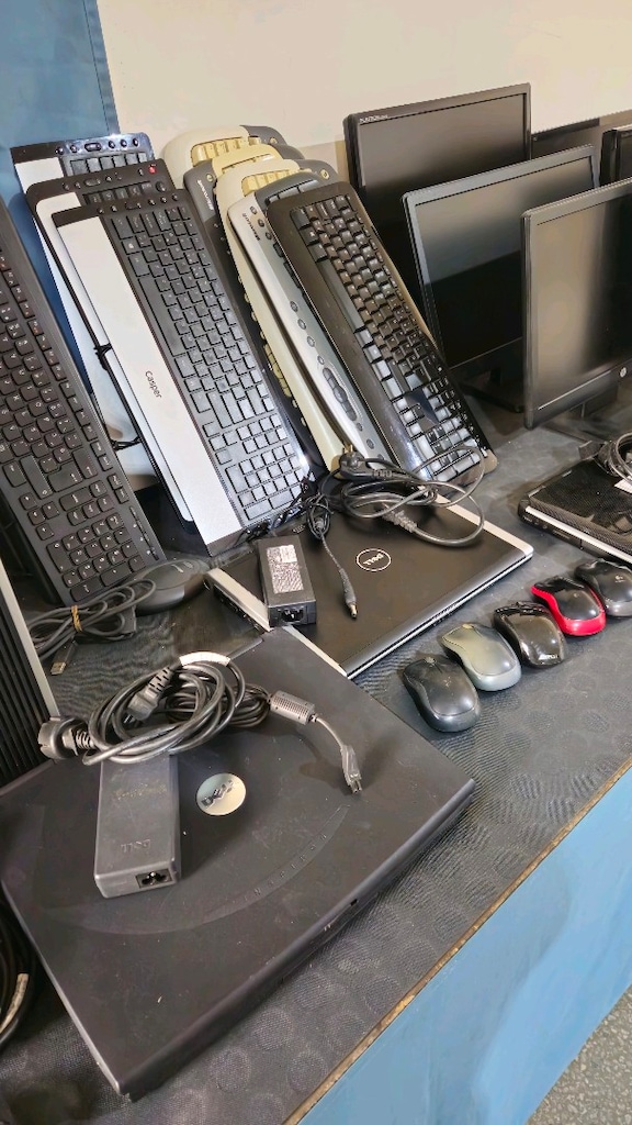 Bilgisayar monitör notebook klavye ve mauslar - 19