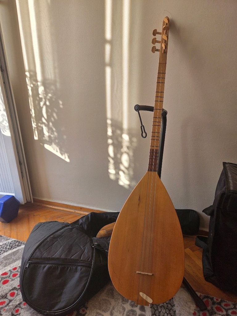 Kısa sap Bağlama, kılıflı ve ayaklı
