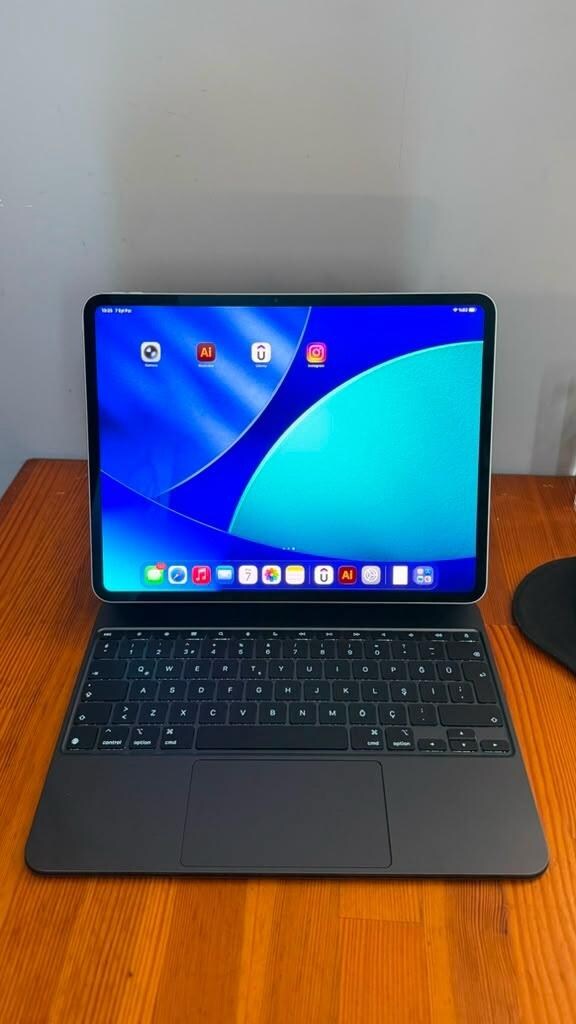 İpad pro 13 inç m5 256gb kalem klavye dahil. - 2