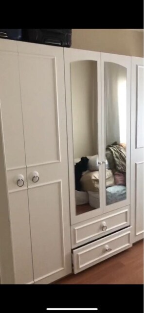 yatak başlık + 6 kapaklı dolap