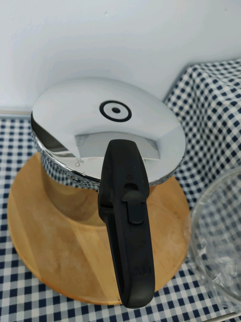 Fissler düdüklü tencere 6 Lt tertemiz kendi orjinal lastiği ve yanında - 2