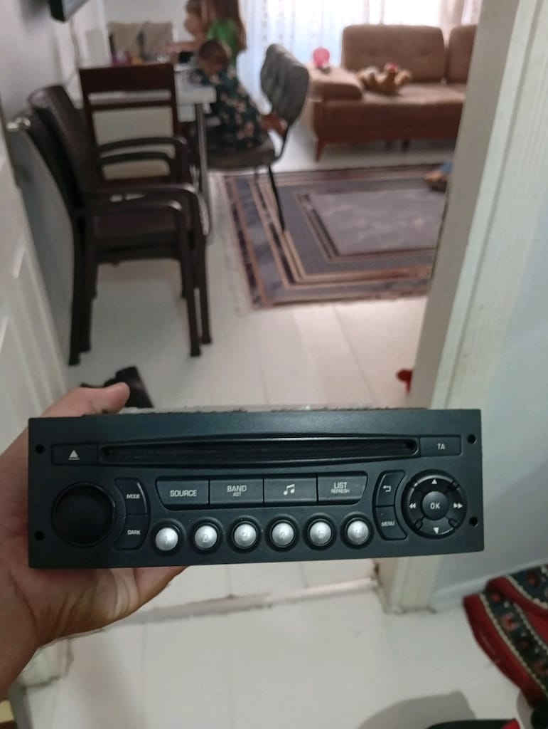 Peugeot üç bin sekiz orijinal teybi ve teyp gövdesi. - 2