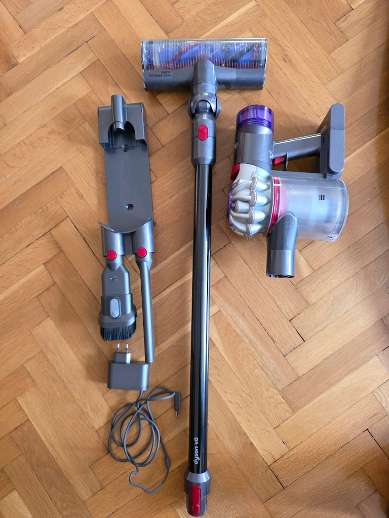 Dyson V8
