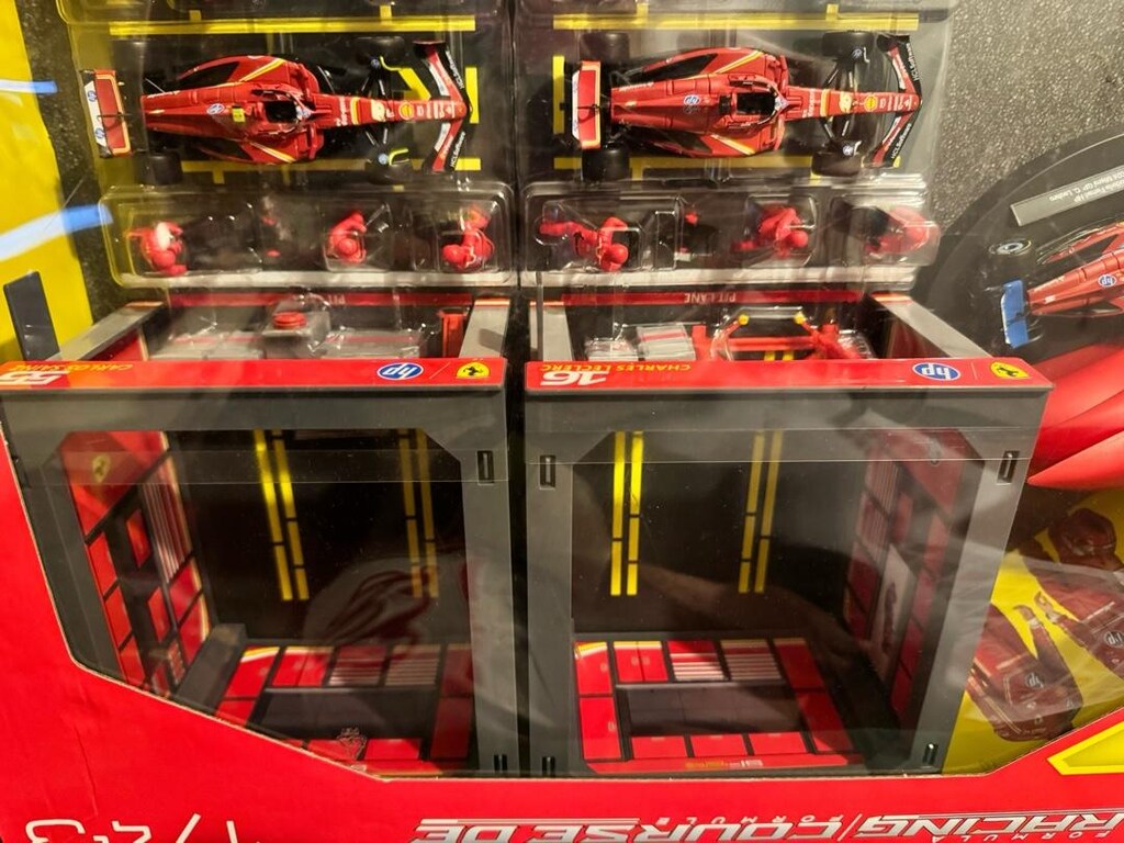 Ferrari Burago 1:43 F1 Yarış ve Pit Ekibi Diecast Seti - 16