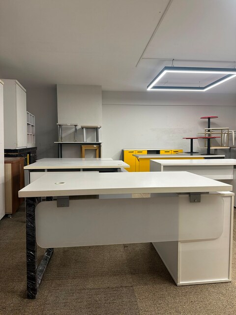 KLAS OFİS ÜSKÜDAR 140x80 BEYAZ KESON AYAKLI ÇALIŞMA MASASI