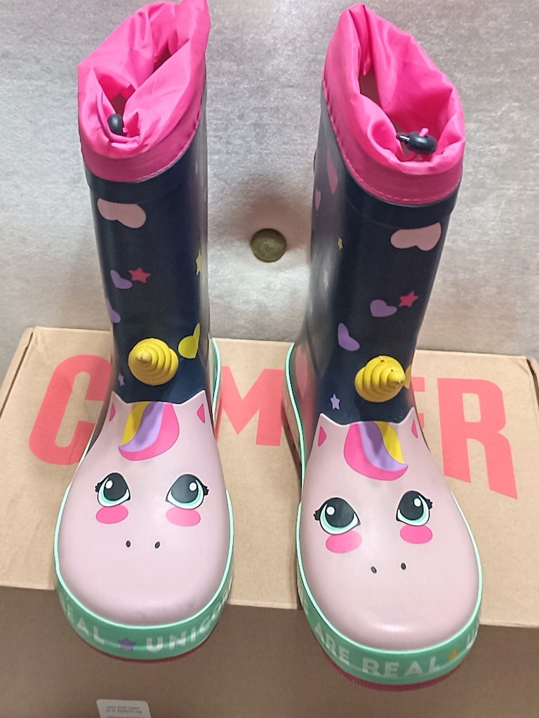 Denokids unicorn desenli sıfır cizmedir.Gecen sezondan kalan - 2