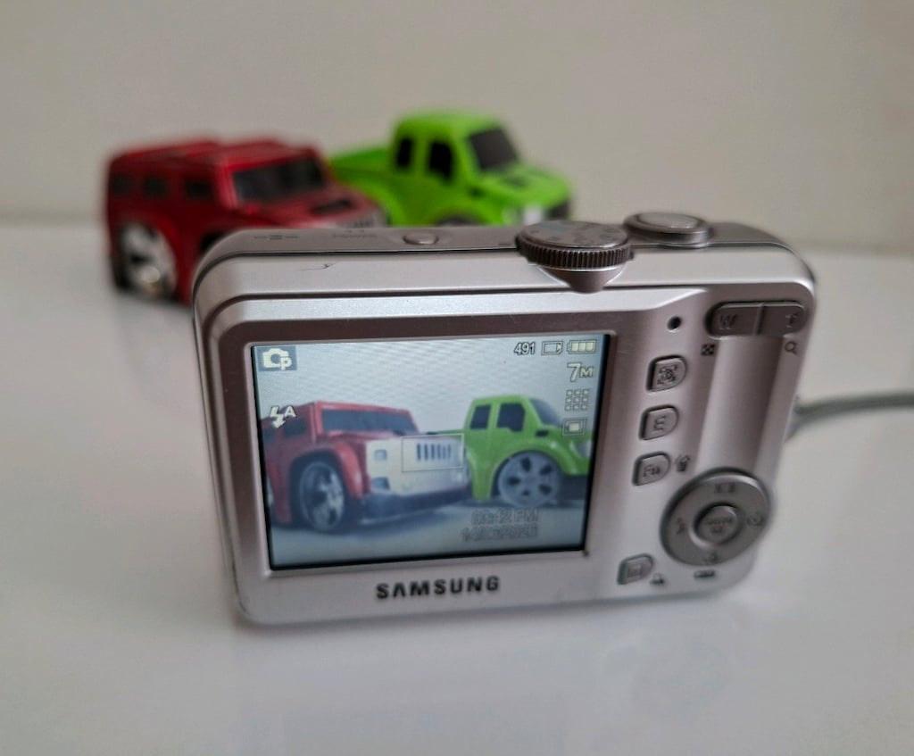 Samsung S760 Dijital Fotoğraf Makinesi 7.2 Megapiksel 3x Zoom Gümüş - 9