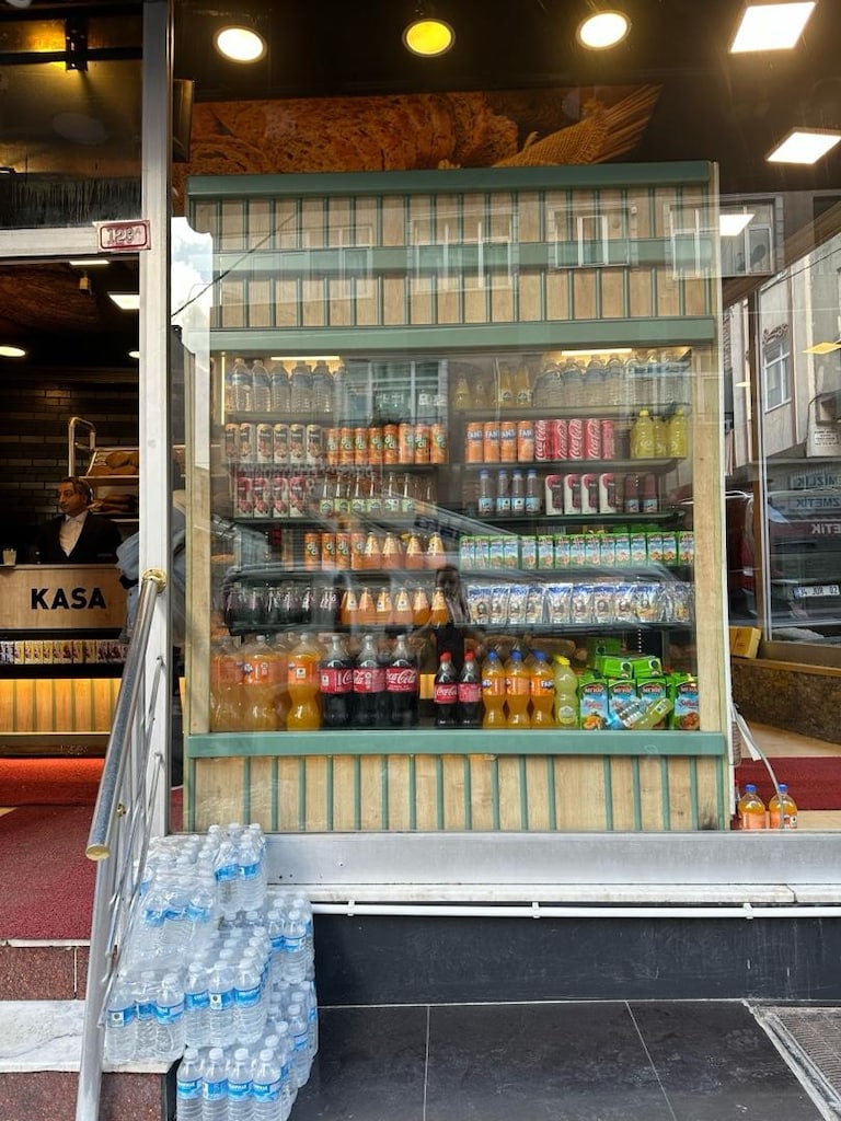 ÖZEL YAPIM 1 YIL KULLANILMIŞ PASTA CEPHE DOLABI VE 4 METRE TEZGAH - 9