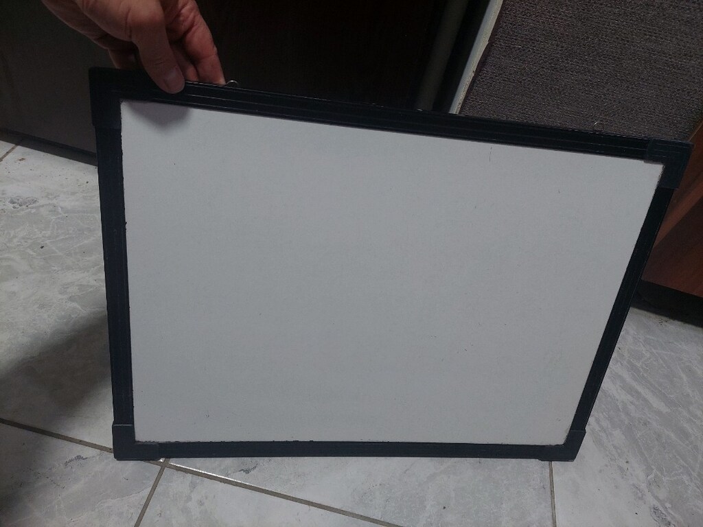 Yazı tahtası. Keçeli kalem ile yazılır.. 55x40 cm. Duvara asmalı. - 3