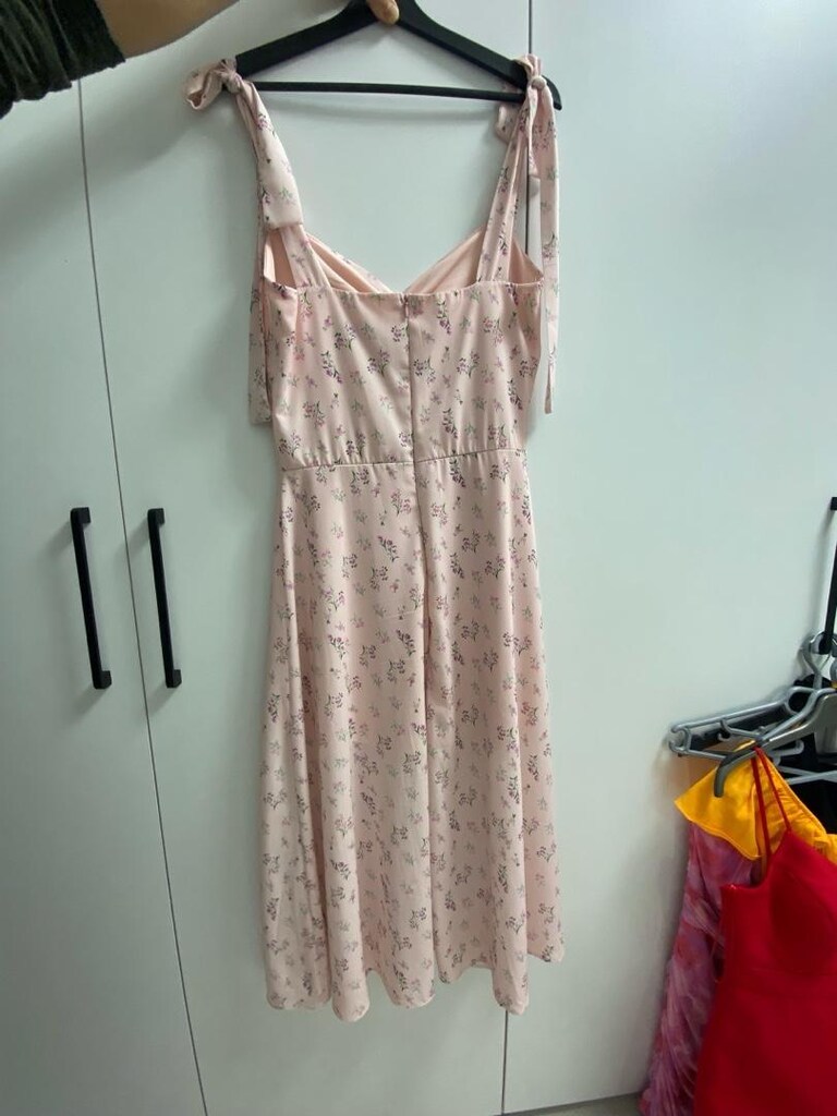 Trendyol Butiklerinden Omuzları Bağlama Detaylı Çiçekli Elbise