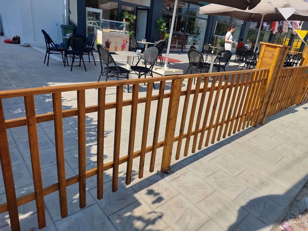 Ahşap dükkan önü çit ve çiçek saksı - 6