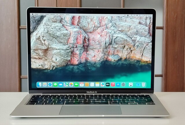 MACBOOK AİR RETİNA 13 '' İNTEL CORE İ3 8 GB RAM 256 GB SSD TEMİZ
