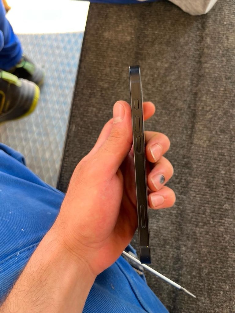 iPhone 16e - 4