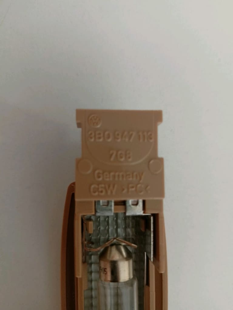 Volkswagen Makyaj Aydınlatma lambası Bej renk Sıfır Orjinal 1K0947109B - 5