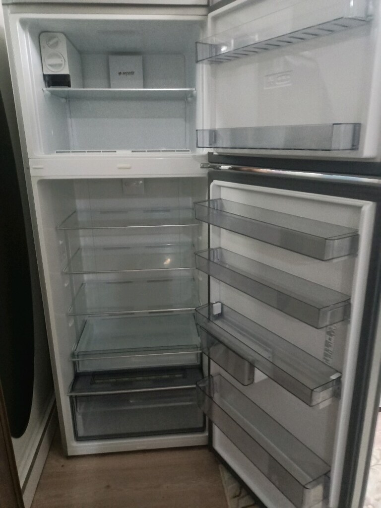 temiz kullanılmış gri inox.yuzeyi siyah cam buzdolabı boy 185 en 70 - 2