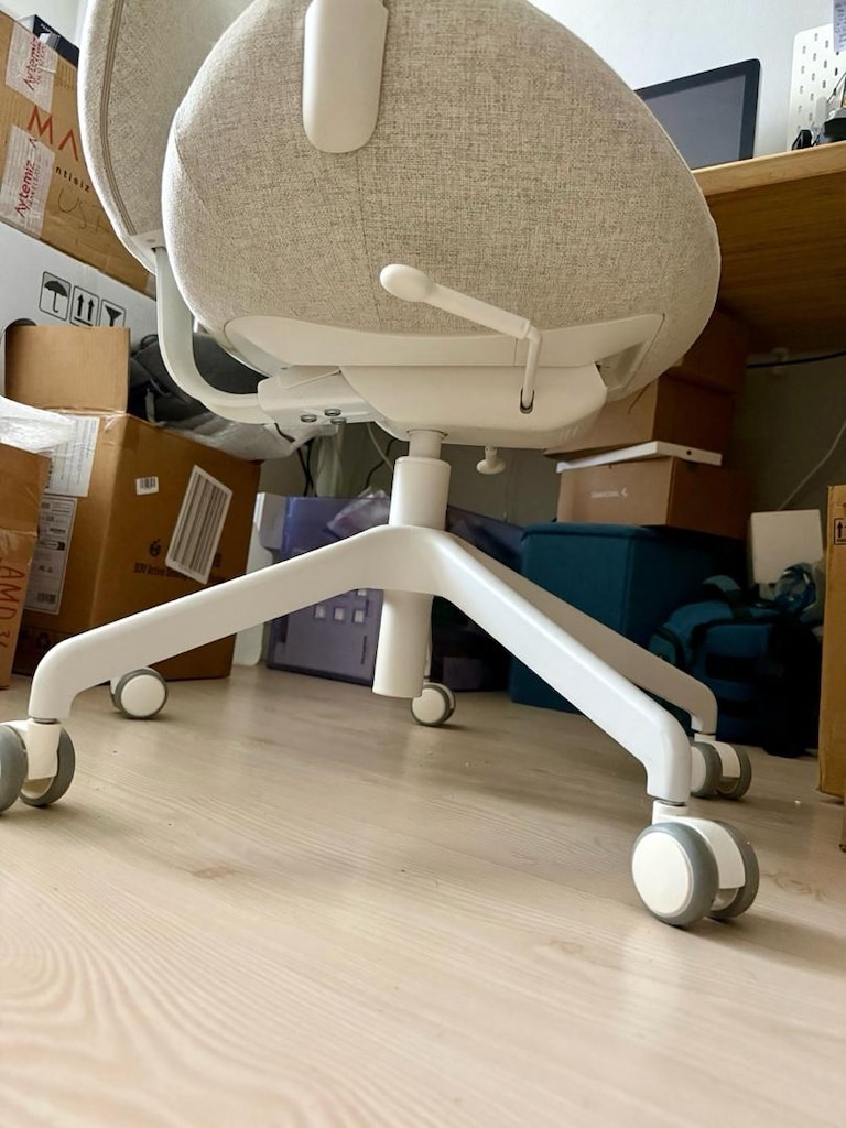 Gri ve Bej iki adet IKEA Hattefjall kolçaklı çalışma sandalyesi - 8