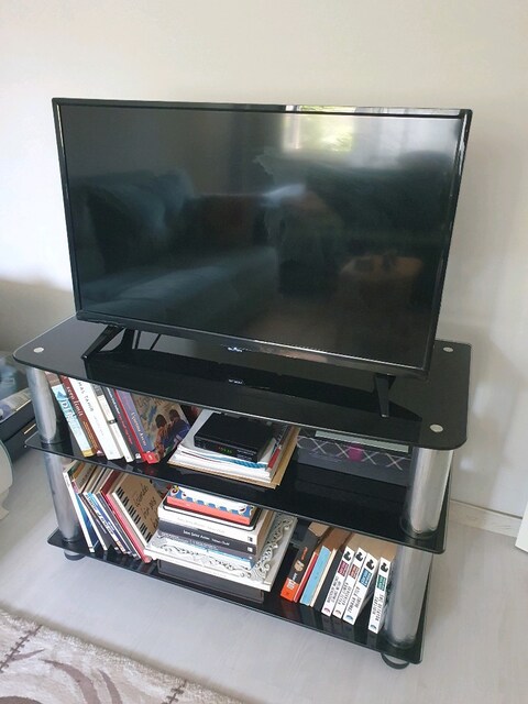 82 ekran smart LED TV ve cam TV sehpası