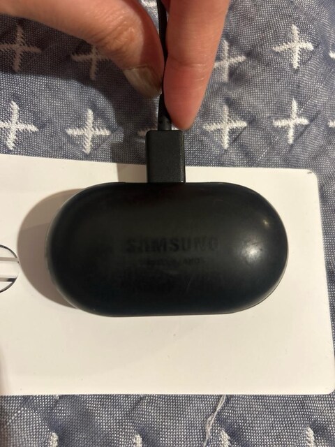 Samsung galaxy Buds kulaklık siyah ve şarj kablosu
