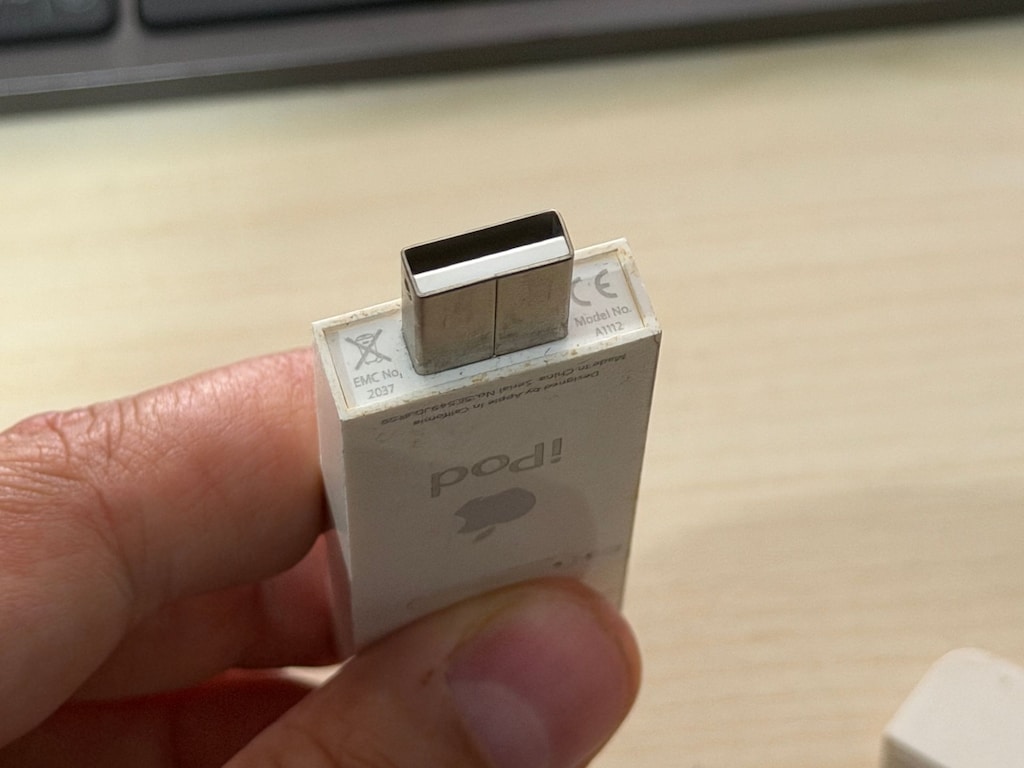 Apple iPod Shuffle A1112 1st Gen 512MB White MP3 Player USB - 9