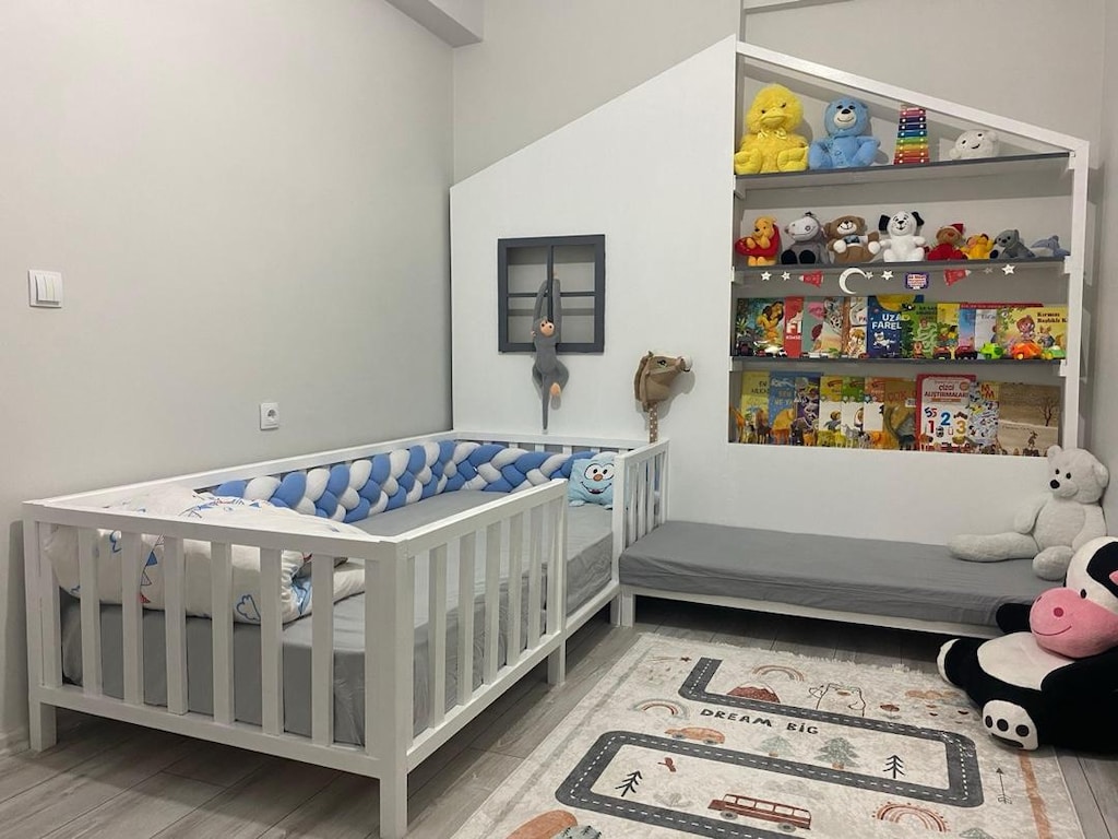 Montessori Yatak ve Kitaplık