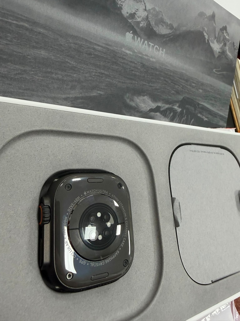 Apple Watch Ultra 3 GPS + Cellular 49 mm Siyah Titanyum Kasa Saat
