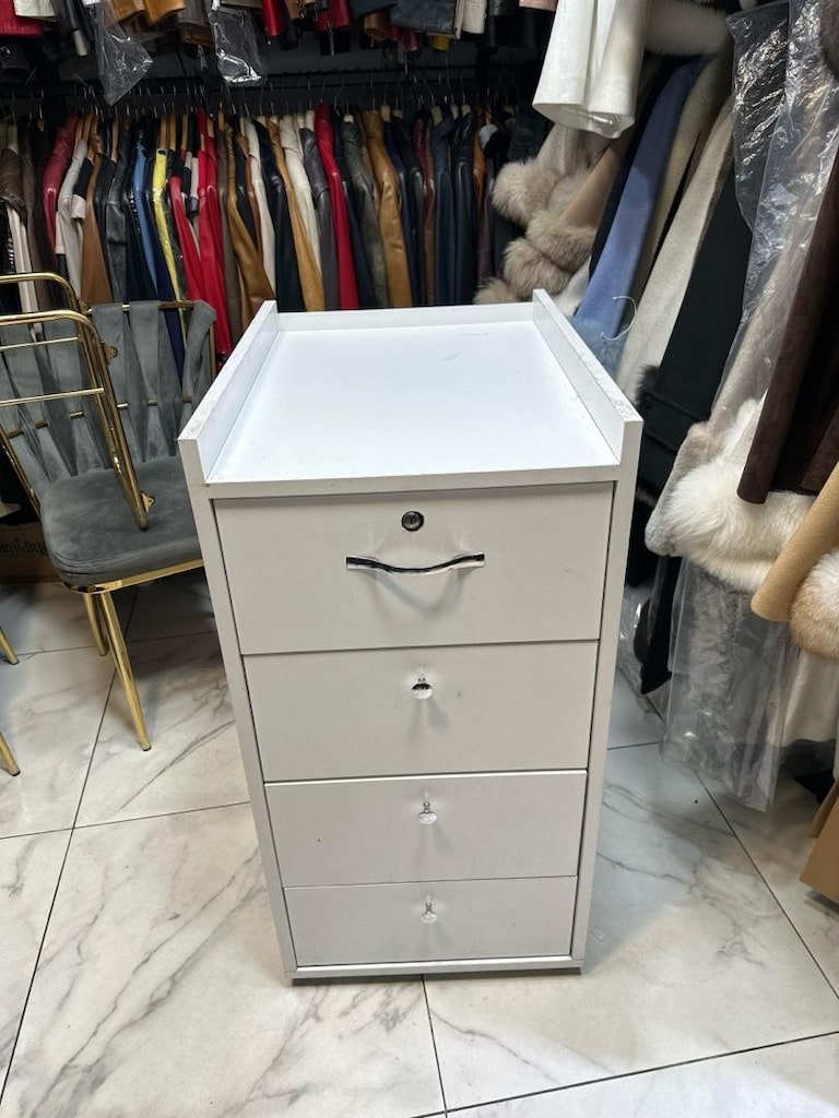 acil satılık 3 çekmeceli MDF dolap tekerlekli sorunsuz