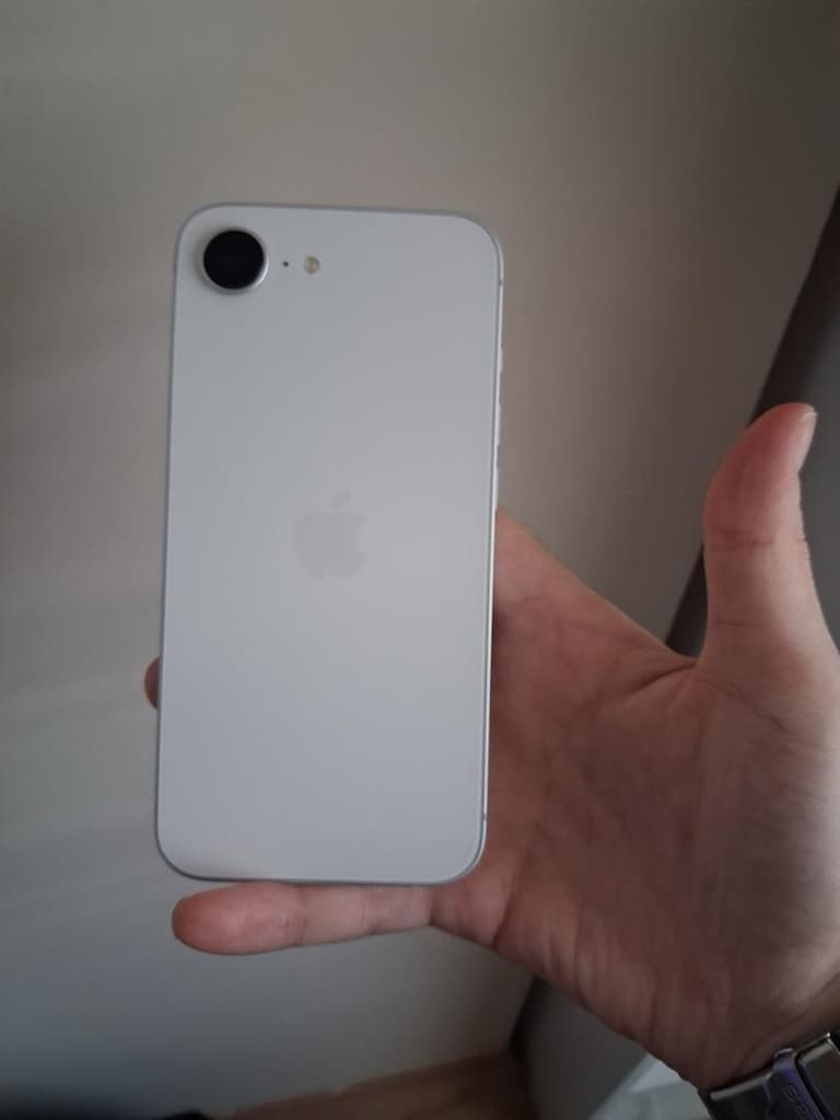 İPhone 16e - 10