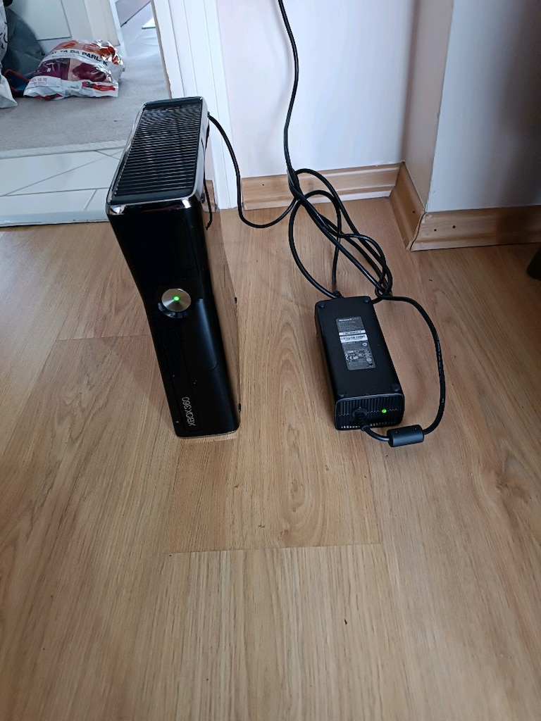 Xbox 360 Oyun Konsolu ve Kontrolciler - 2