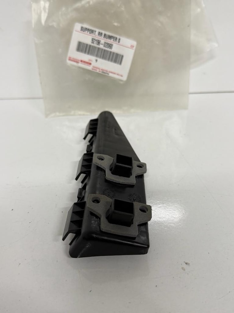 Toyota corolla sol arka tampon braketi 01-07 sıfır orjinal 5215612270 - 3