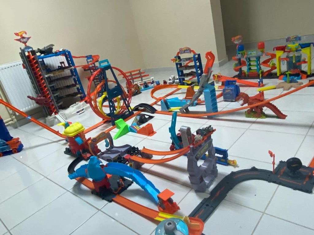Hot Wheels Mega Set-100 tane orijinal araba hediyeli- sıfırdan farksız