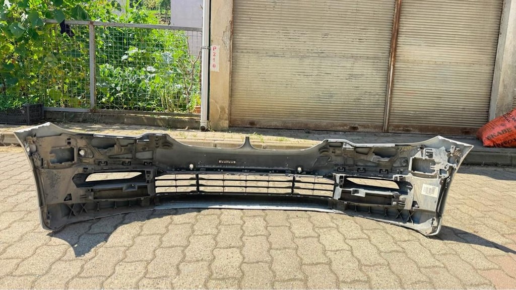 BMW G30 Beyaz Renk Orjinal Logolu Ön Tampon - 2