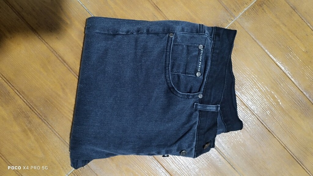 #Philip Plein likralı jeans pantolon..Eni çekilince 49  Boyu 105 - 10