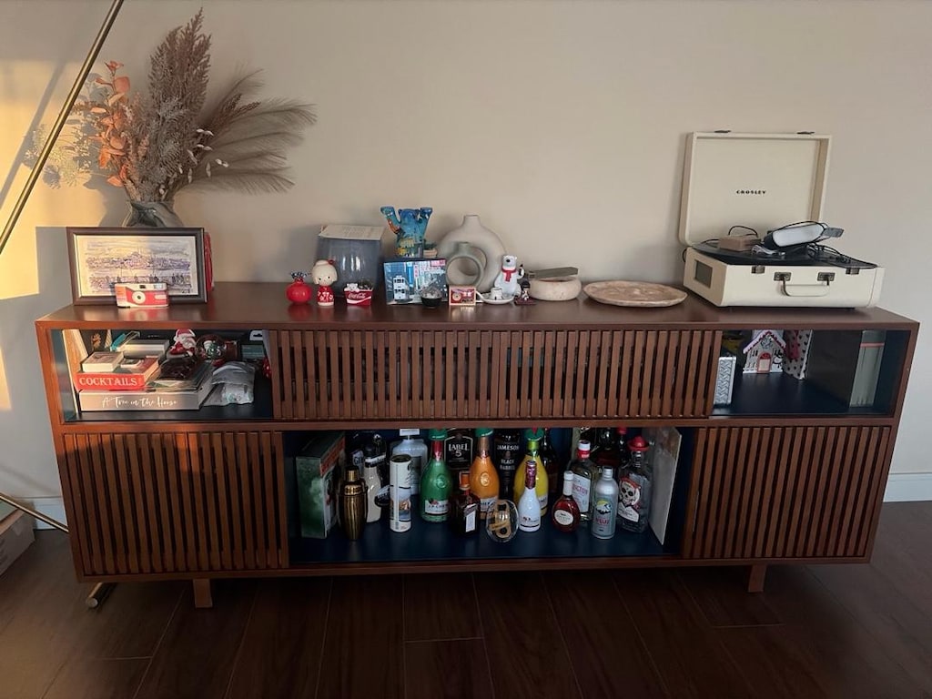 Satilik TV unitesi ve konsol