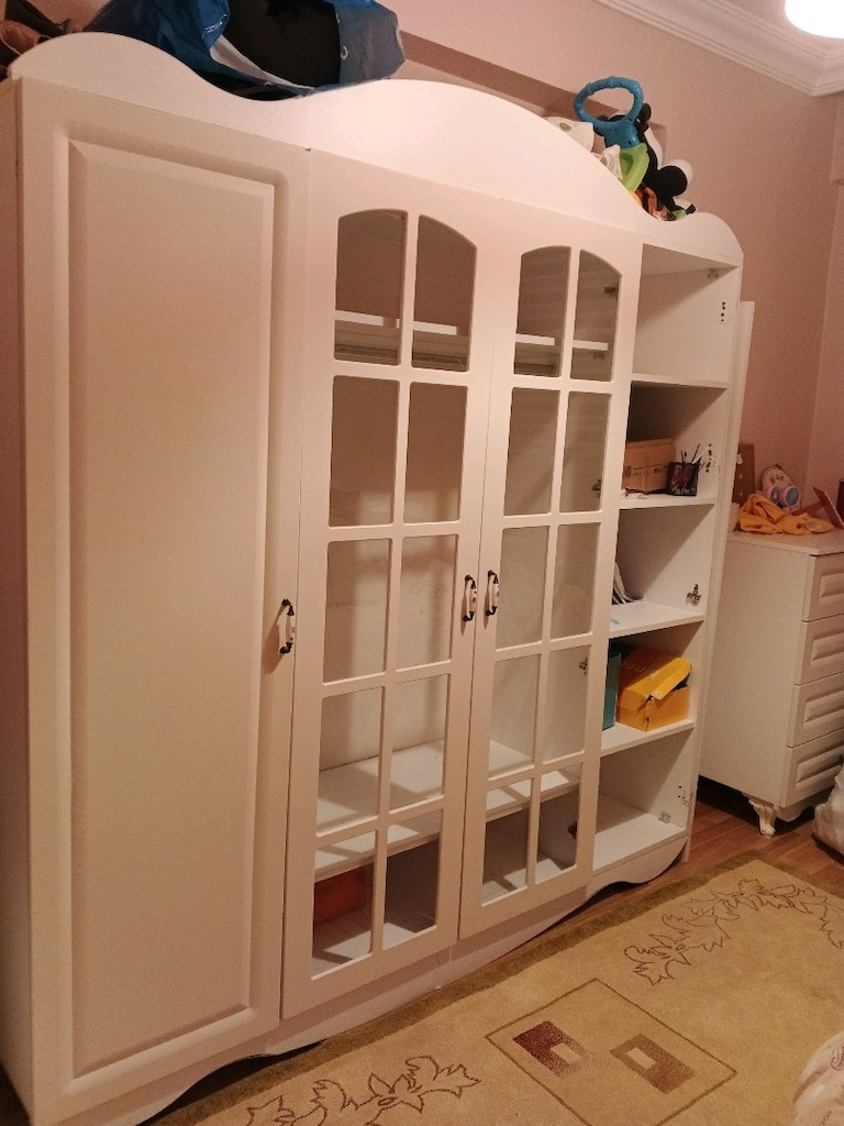 Çocuk odası gardrobu ve şifonyer