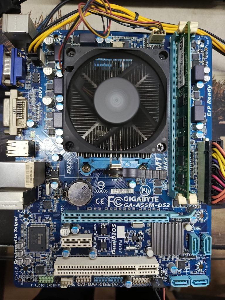GİGABYTE GA-A55M-DS2 ANAKART + A4 3300 İŞLEMCİ + STOK FAN - 3