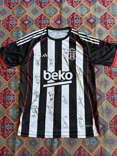 Beşiktaş imzalı forması güncel iç saha mont tshirt pantolon şapka