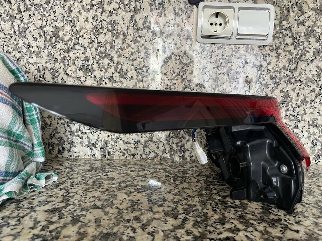 J12 2023 Qashqai orjinal sol stop görünen yerde kırık var. - 2
